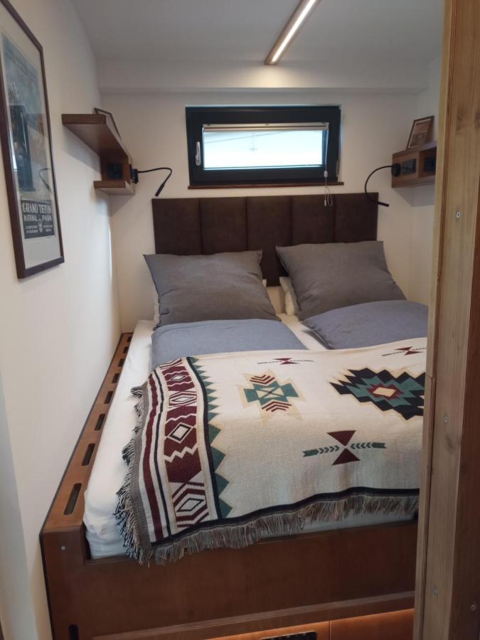 קובורג Tiny House Im Seecontainer Mit Parkplatz, Glasfaser, Netflix, Veranda Und Gehobener Ausstattung מראה חיצוני תמונה