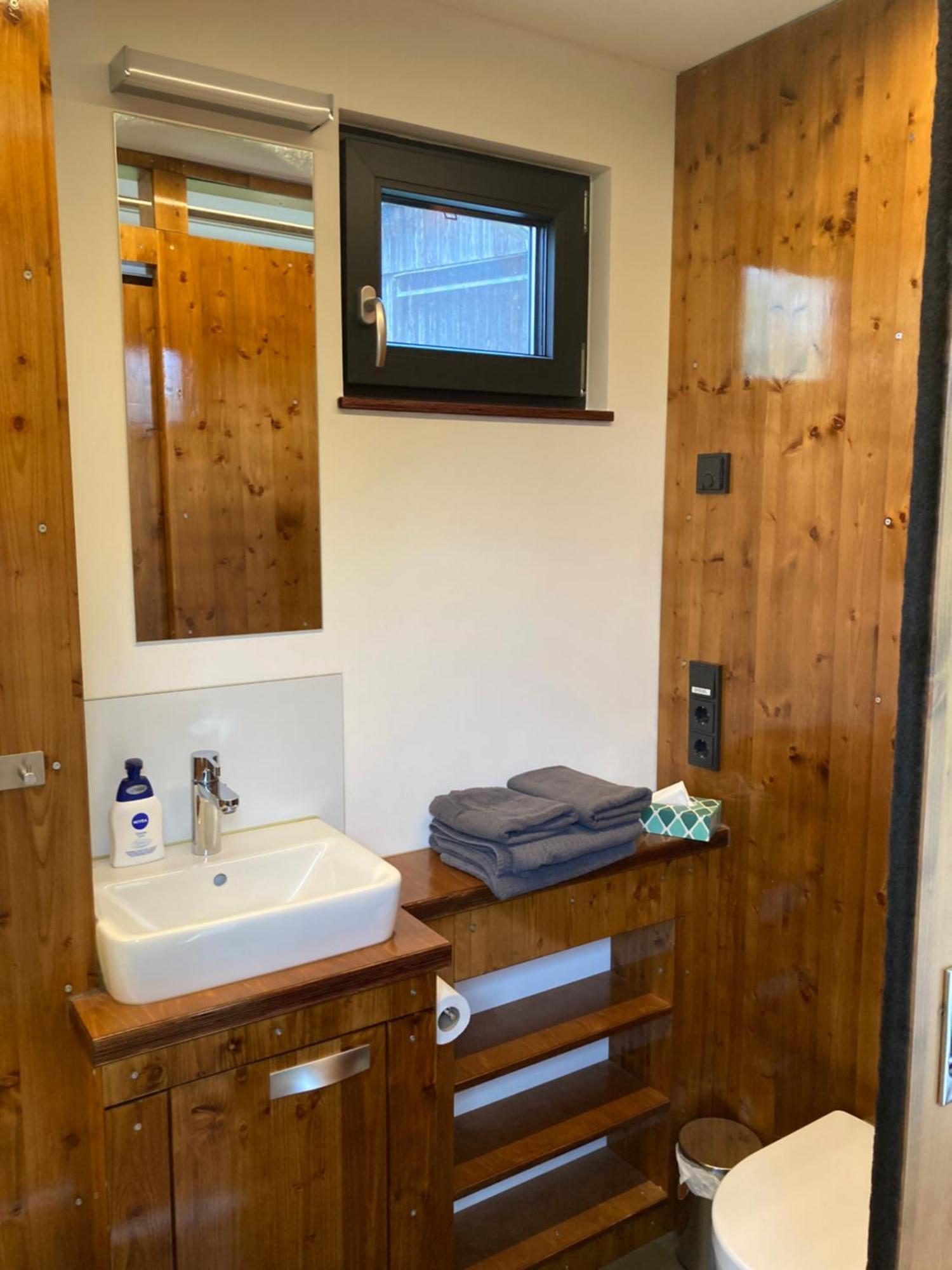 קובורג Tiny House Im Seecontainer Mit Parkplatz, Glasfaser, Netflix, Veranda Und Gehobener Ausstattung מראה חיצוני תמונה